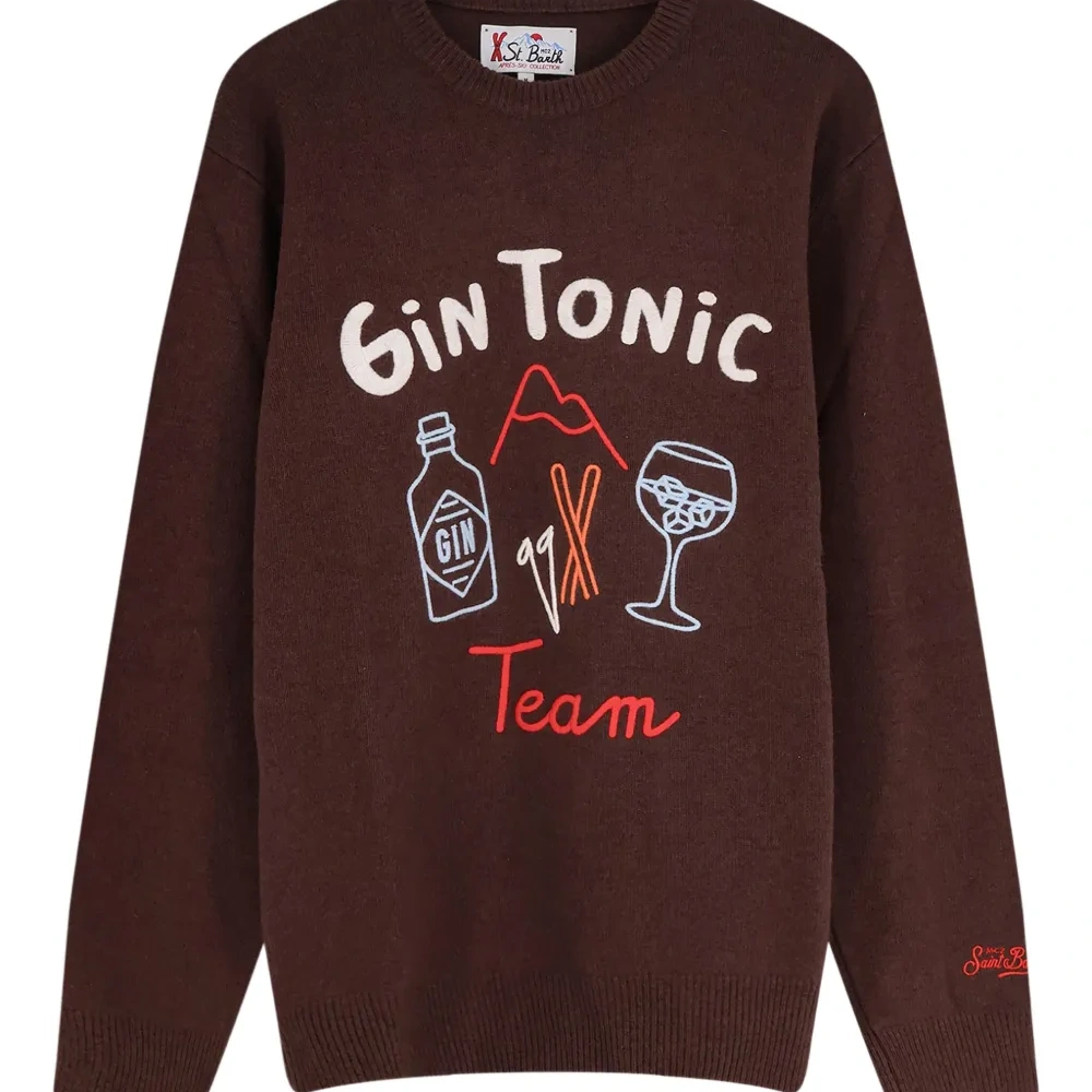 Свитер с вышитым логотипом