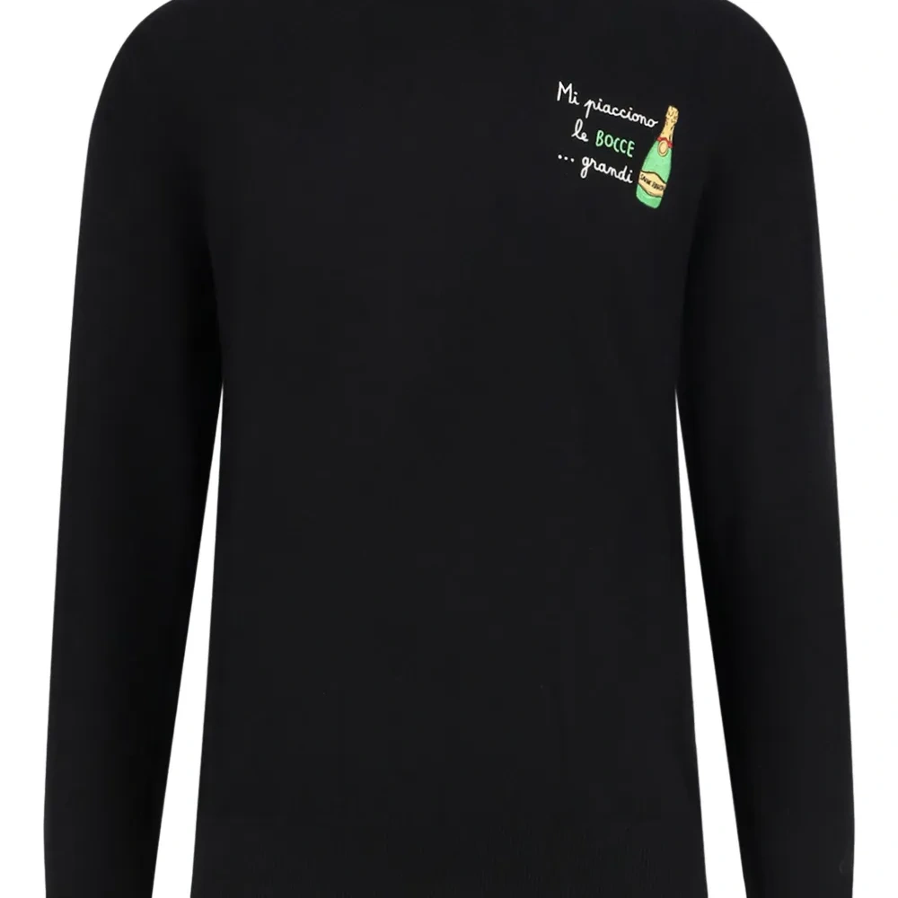 Свитер с вышитым логотипом