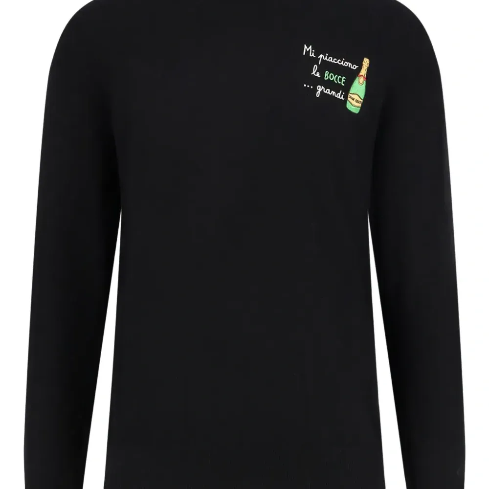 Свитер с вышитым логотипом