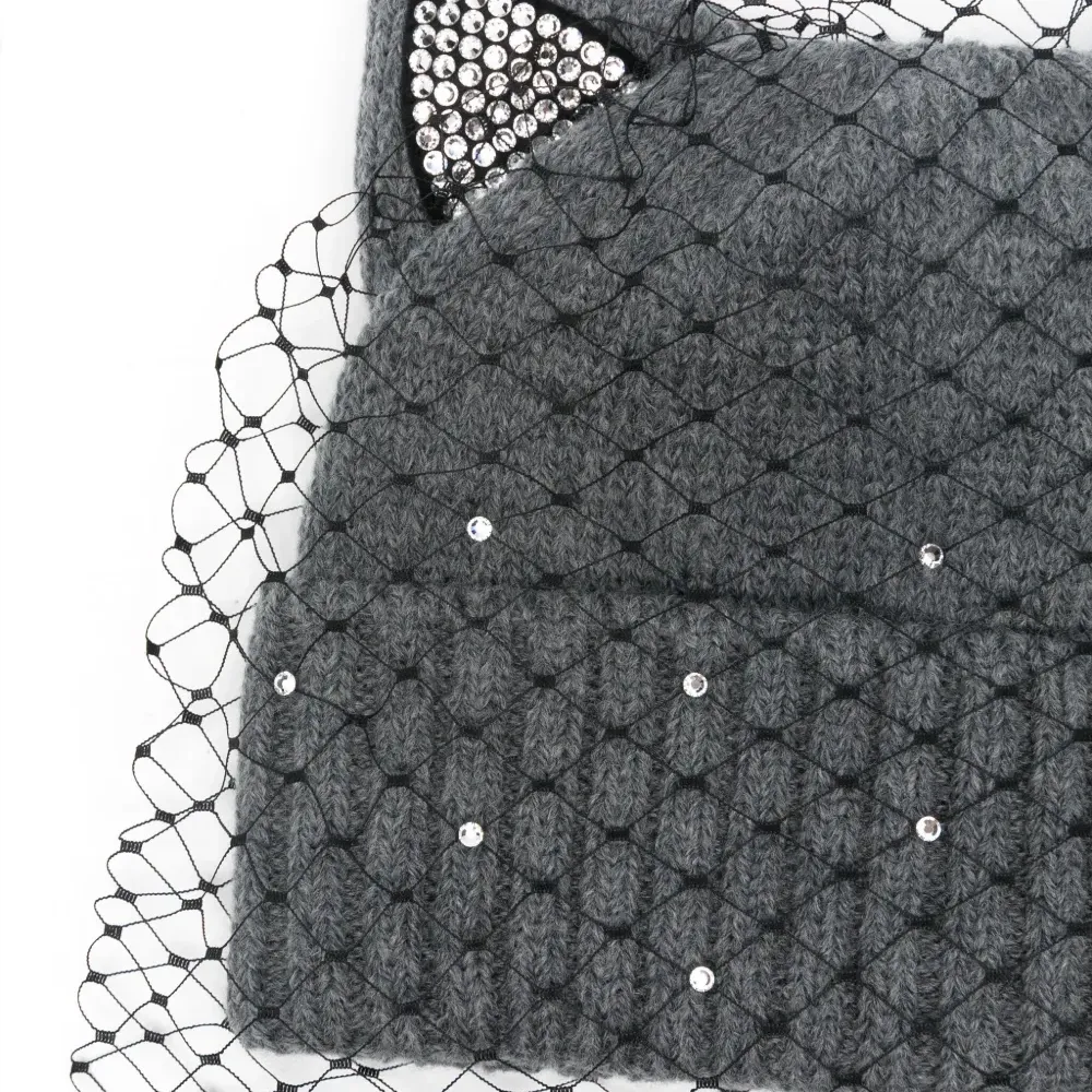 Декорированная шапка с аппликацией