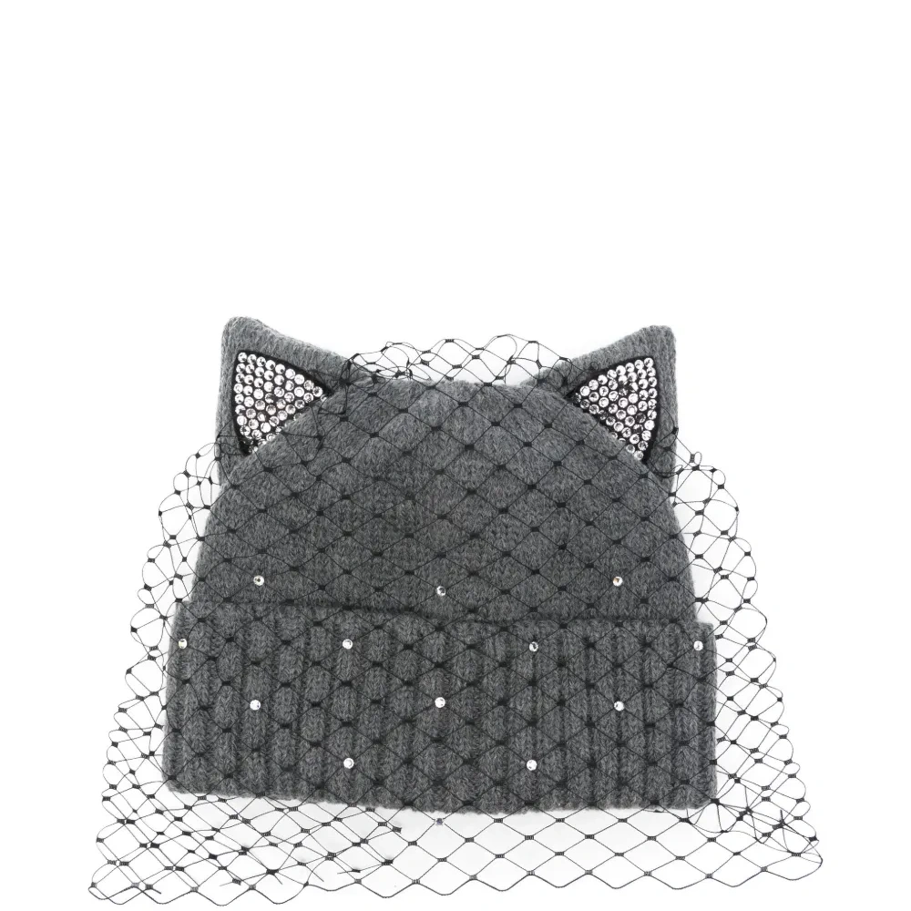 Декорированная шапка с аппликацией