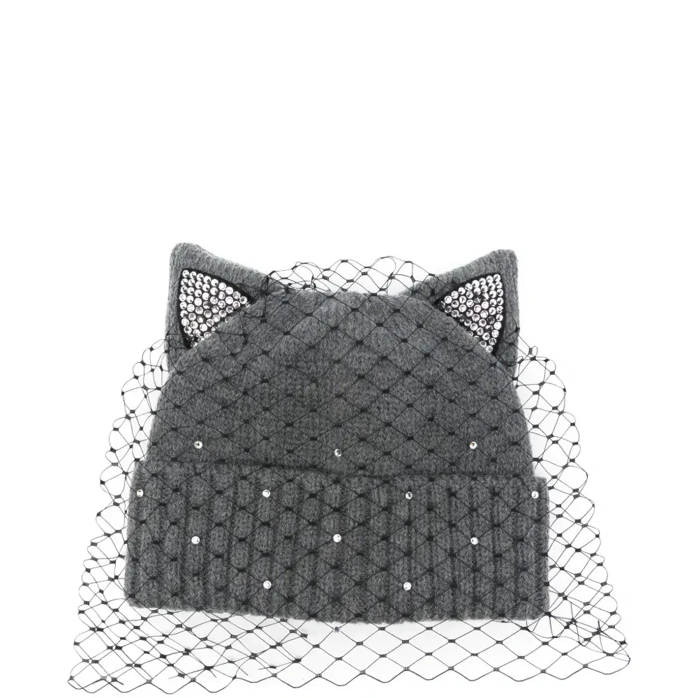 Декорированная шапка с аппликацией