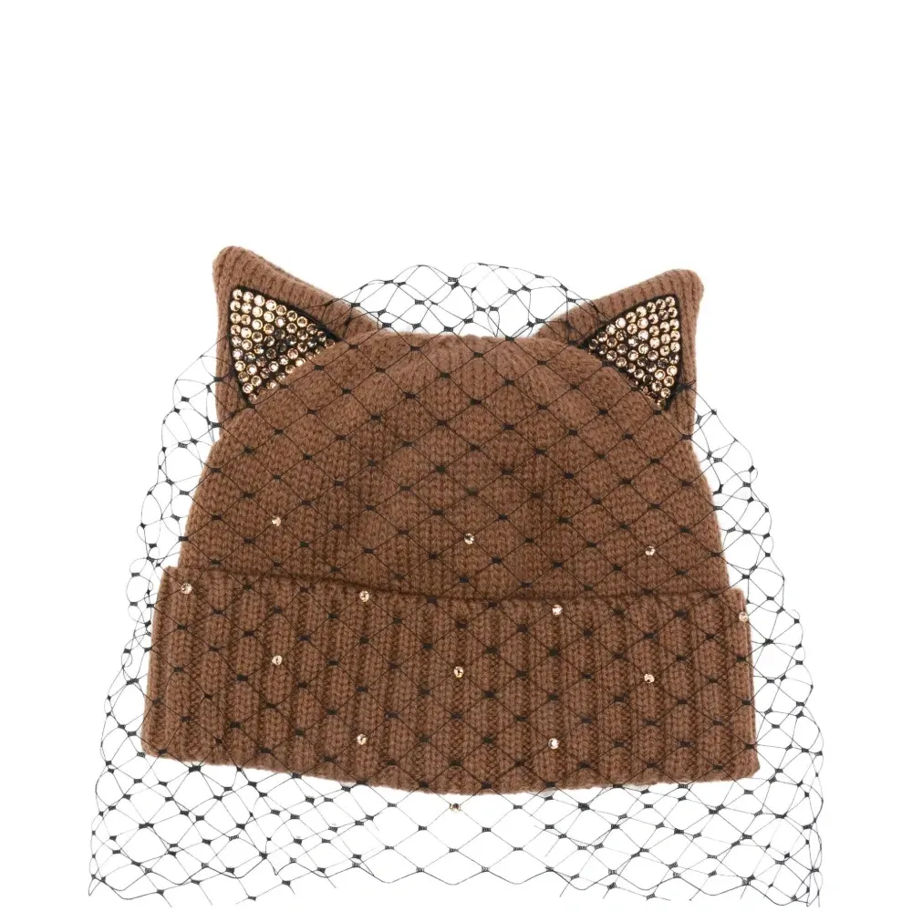 Декорированная шапка с аппликацией