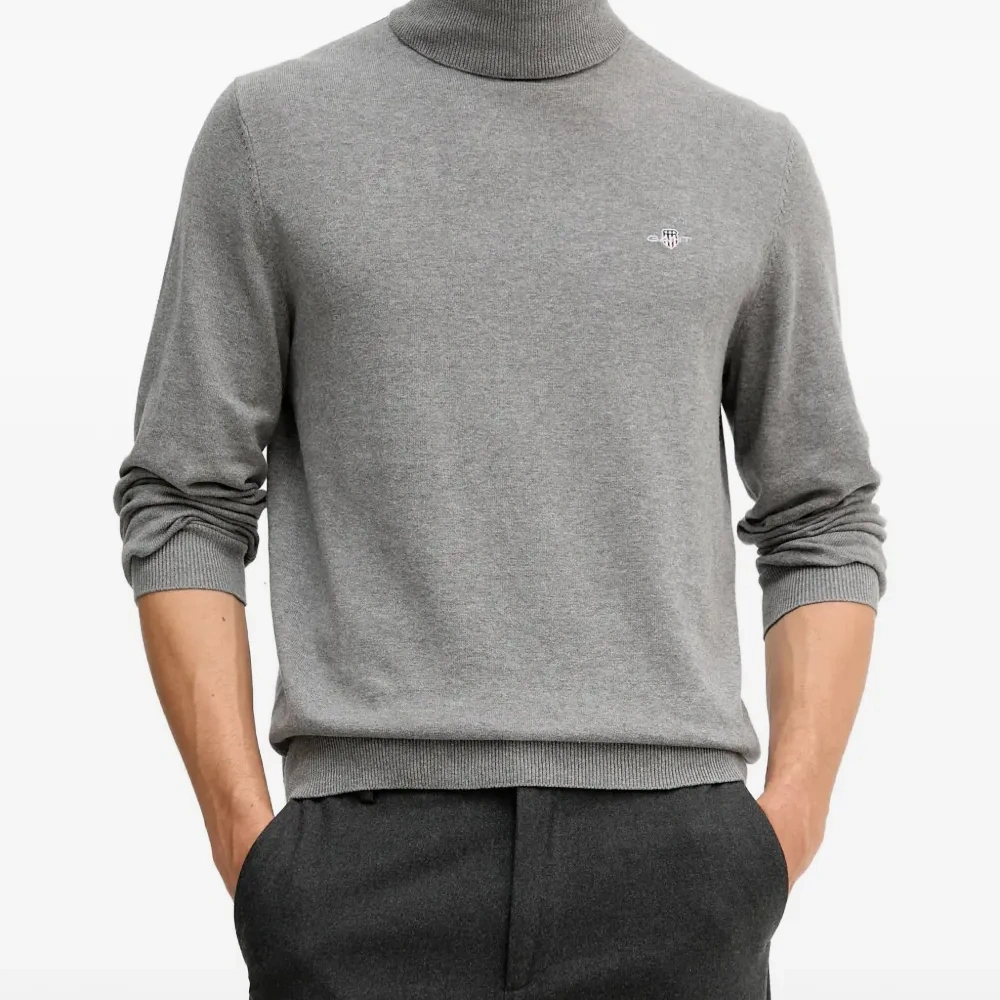 Свитер с высоким воротником и логотипом