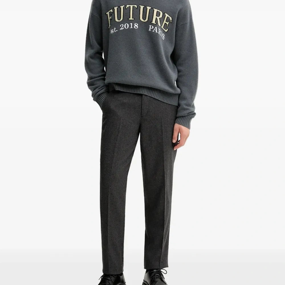 Свитер с вышитым логотипом