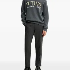 Свитер с вышитым логотипом