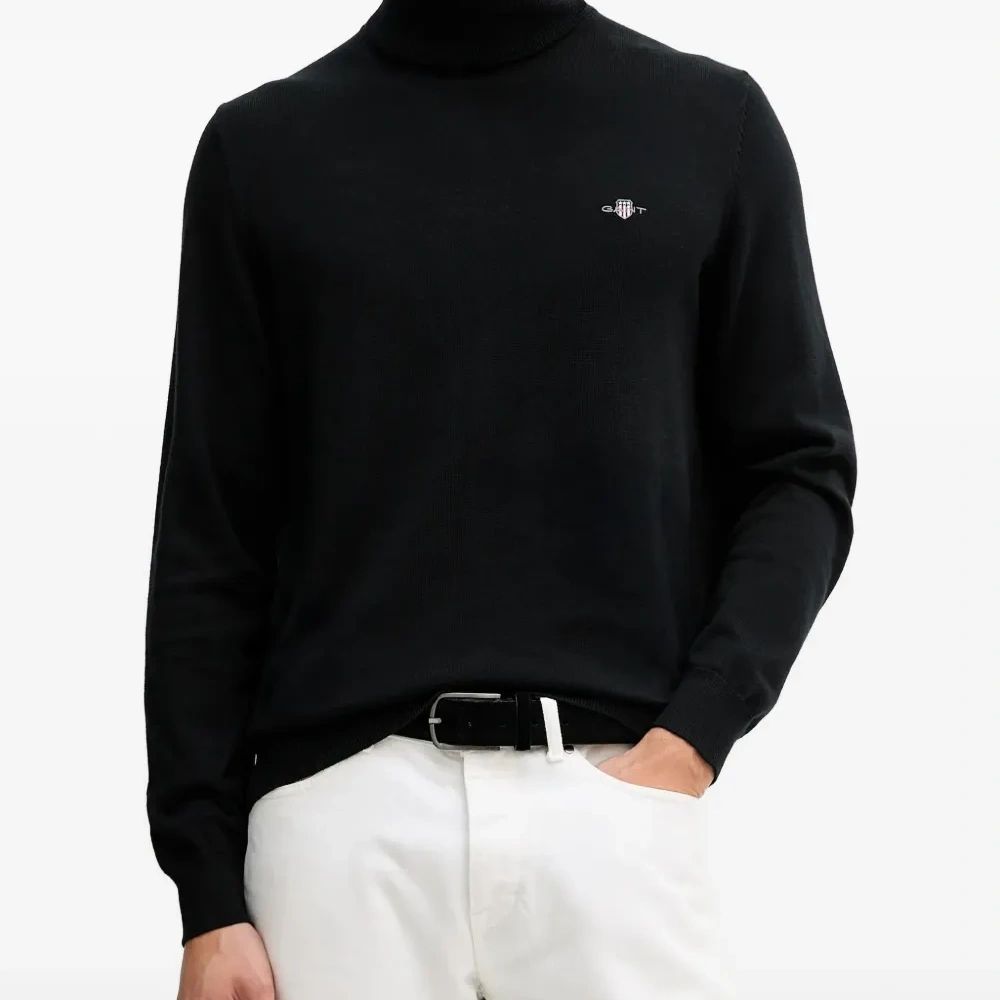 Свитер с высоким воротником и логотипом