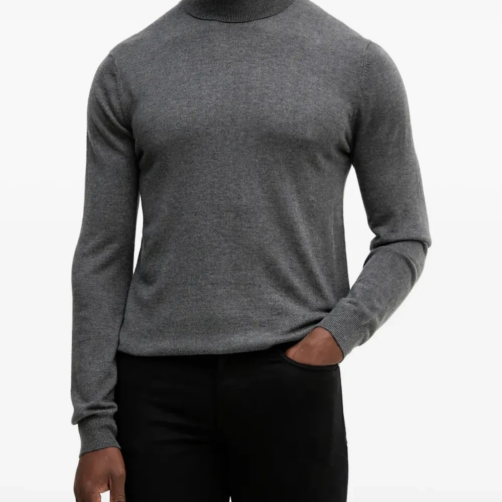 Свитер с высоким воротником