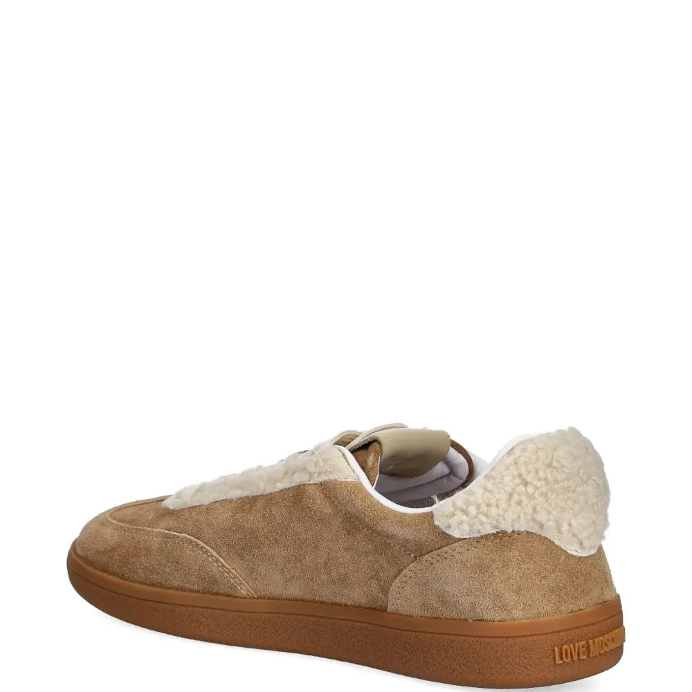 Кроссовки с аппликацией в виде сердца