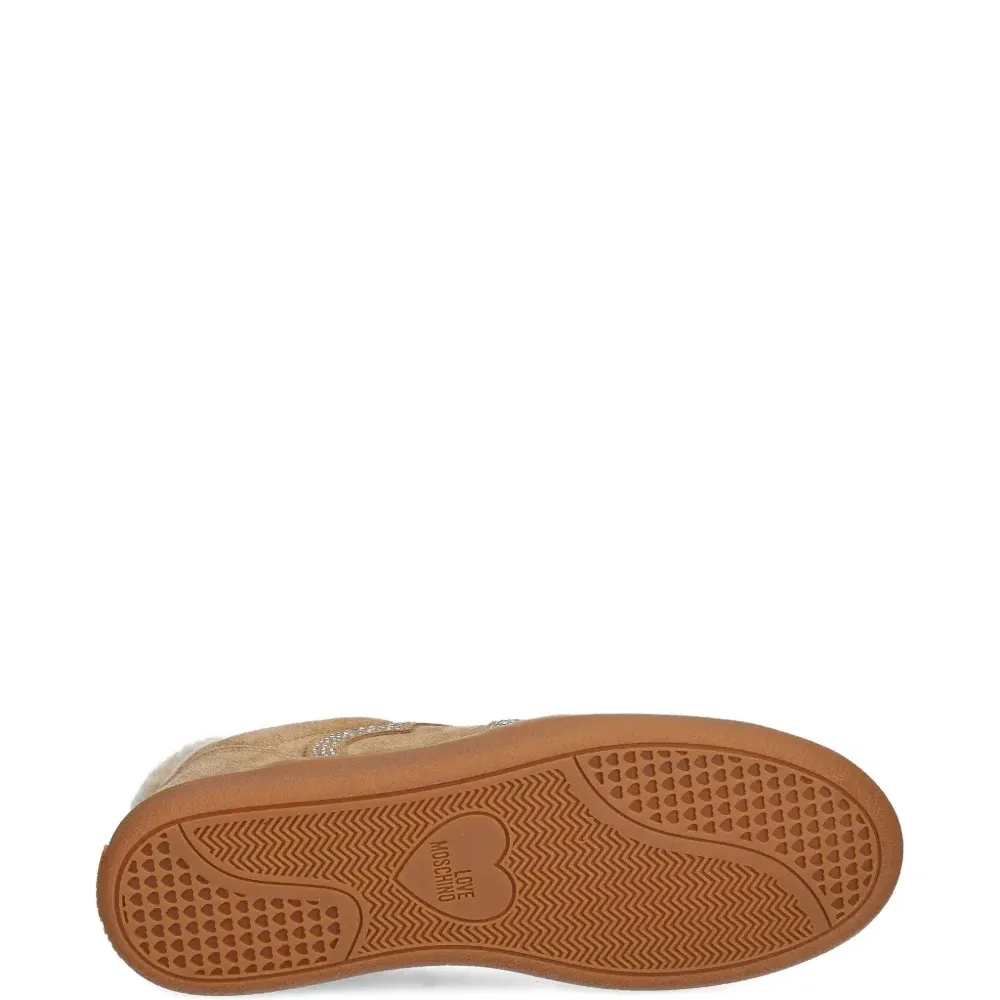 Кроссовки с аппликацией в виде сердца