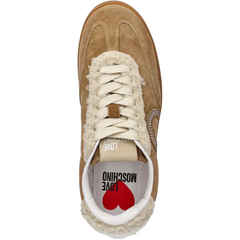 Кроссовки с аппликацией в виде сердца