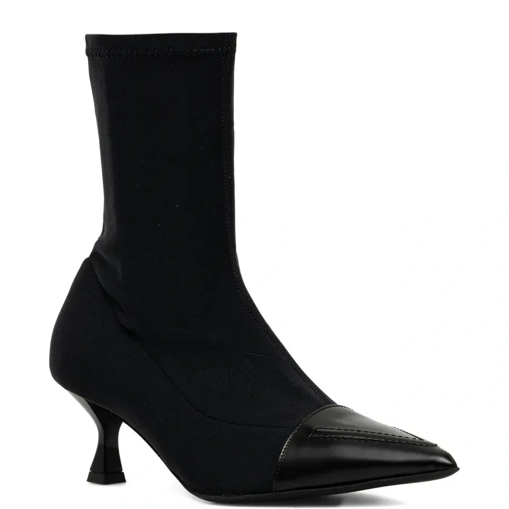 Ботинки на каблуке с заострённым носком