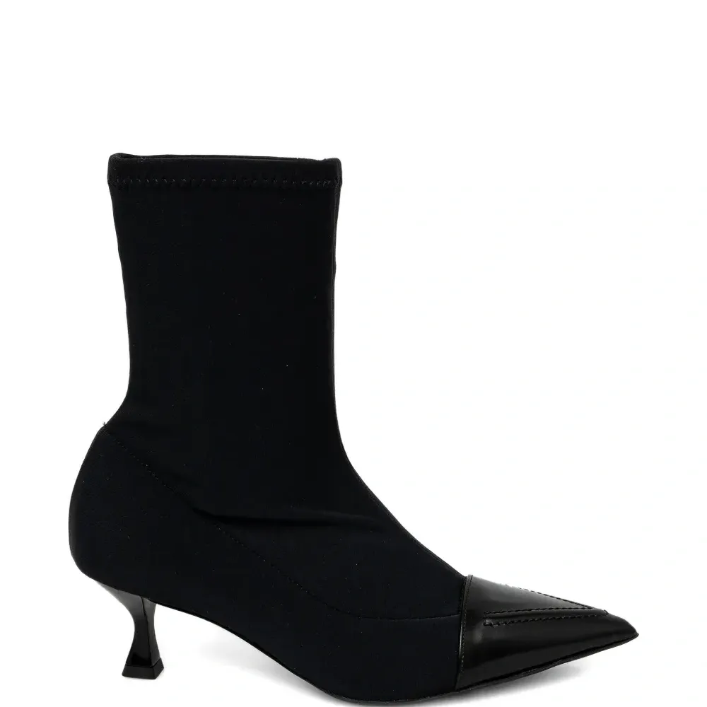 Ботинки на каблуке с заострённым носком