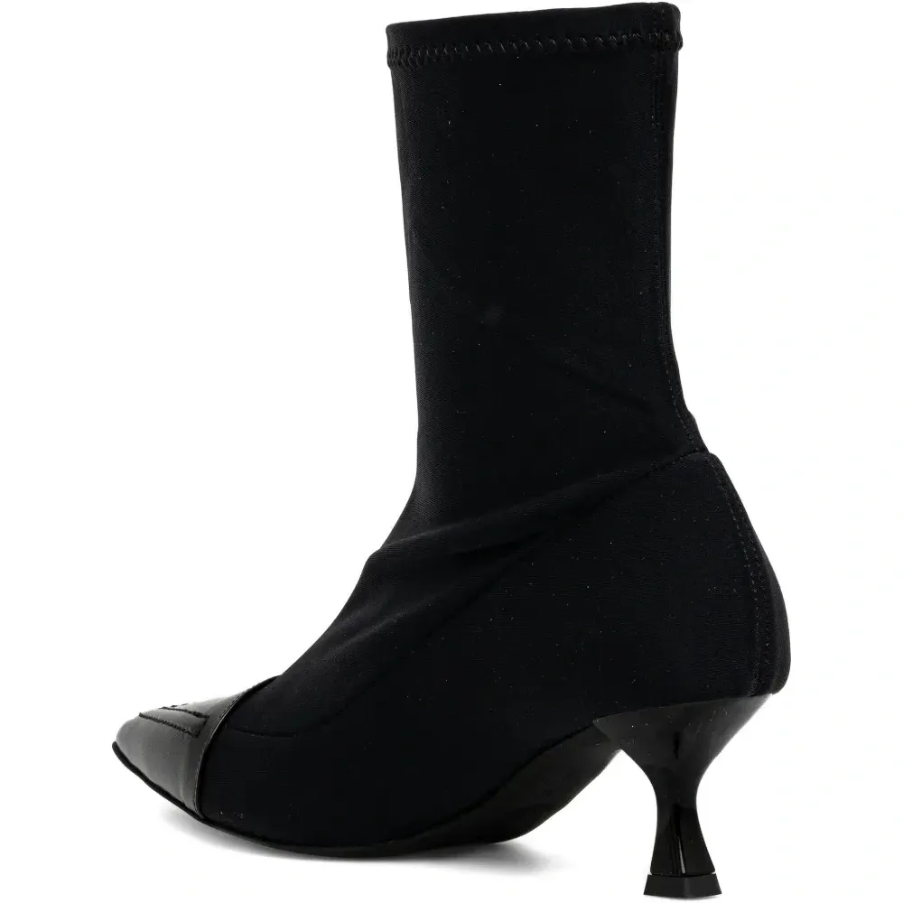 Ботинки на каблуке с заострённым носком