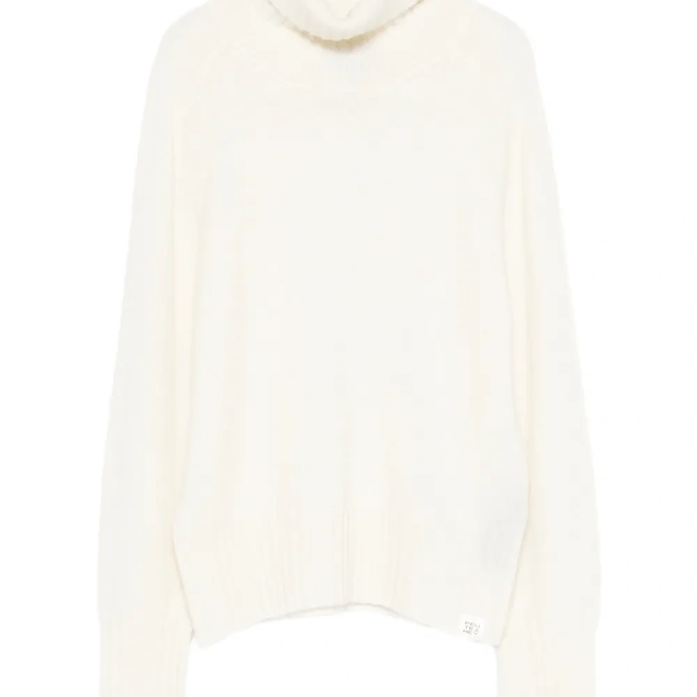 Свитер с высоким воротником