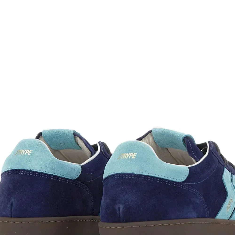 Кроссовки с логотипом