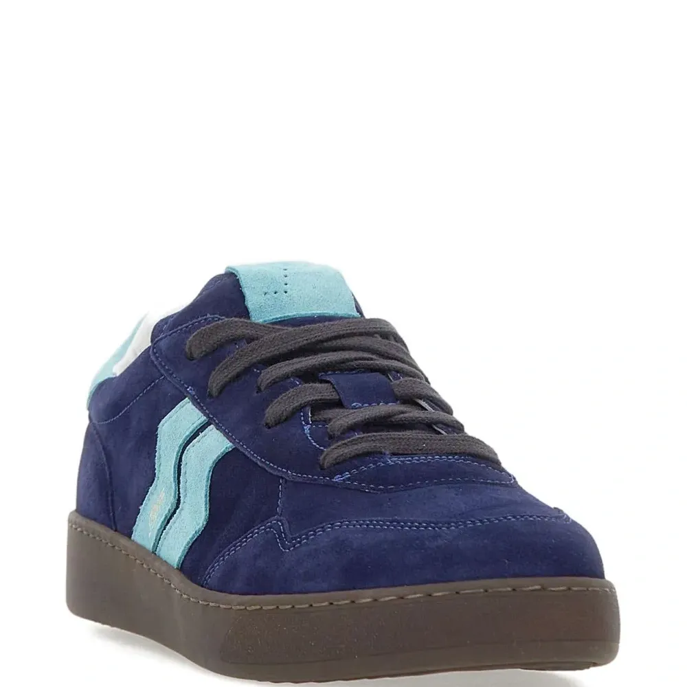 Кроссовки с логотипом