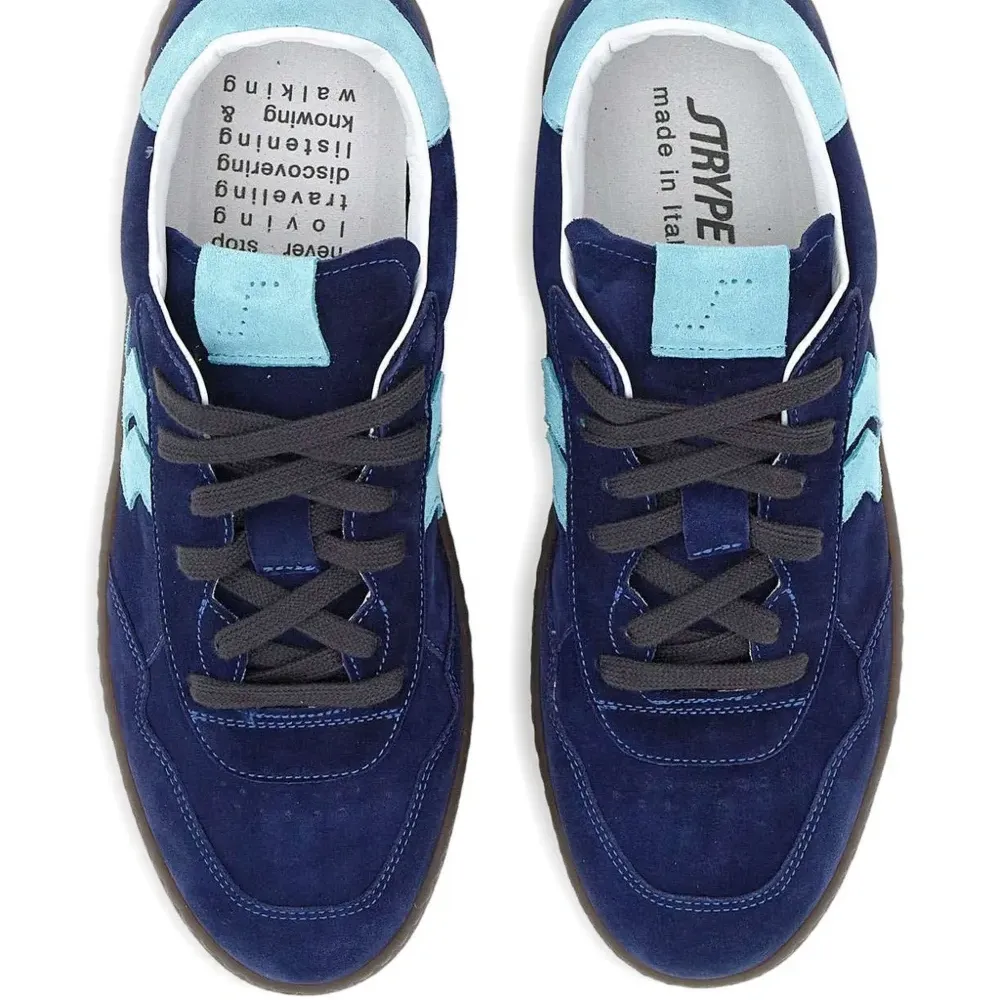 Кроссовки с логотипом