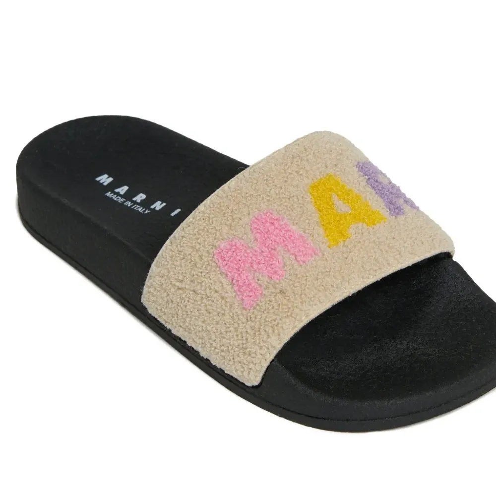 Шлёпанцы с логотипом