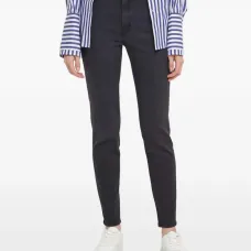 Джинсы с нашивкой-логотипом