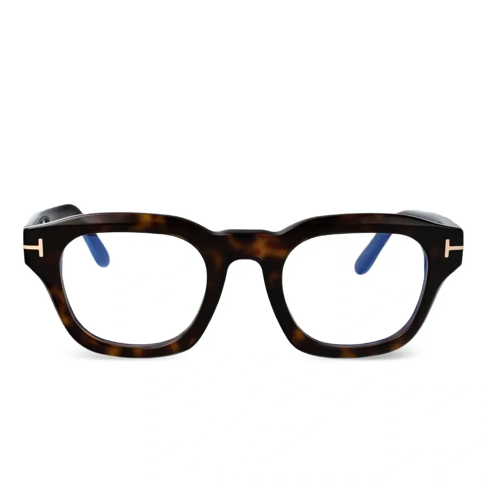 Очки в квадратной оправе