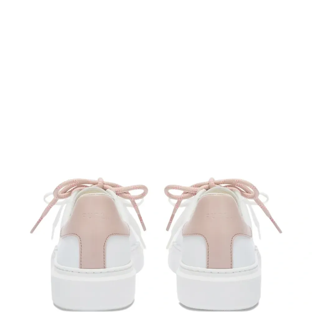 Кроссовки на шнуровке