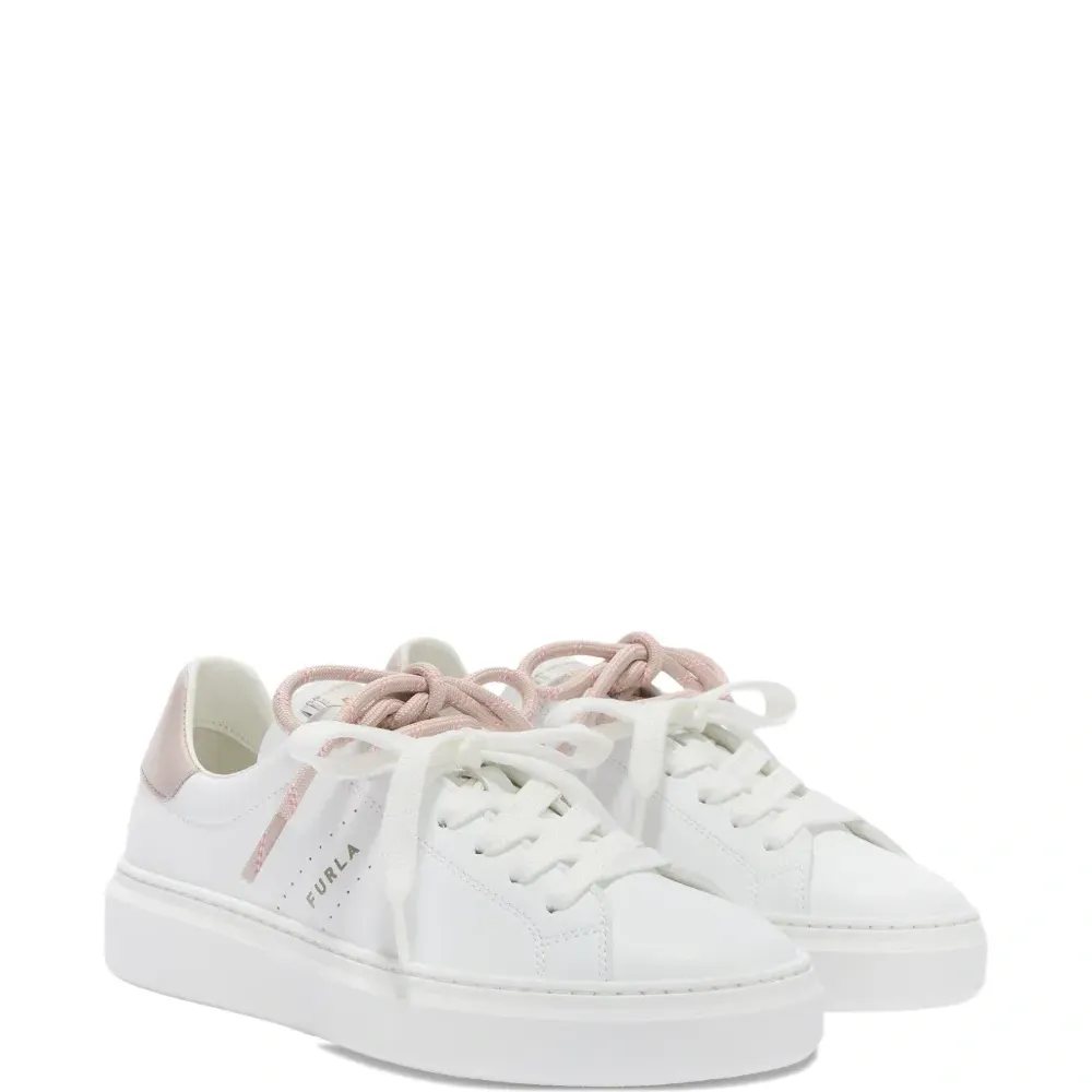 Кроссовки на шнуровке