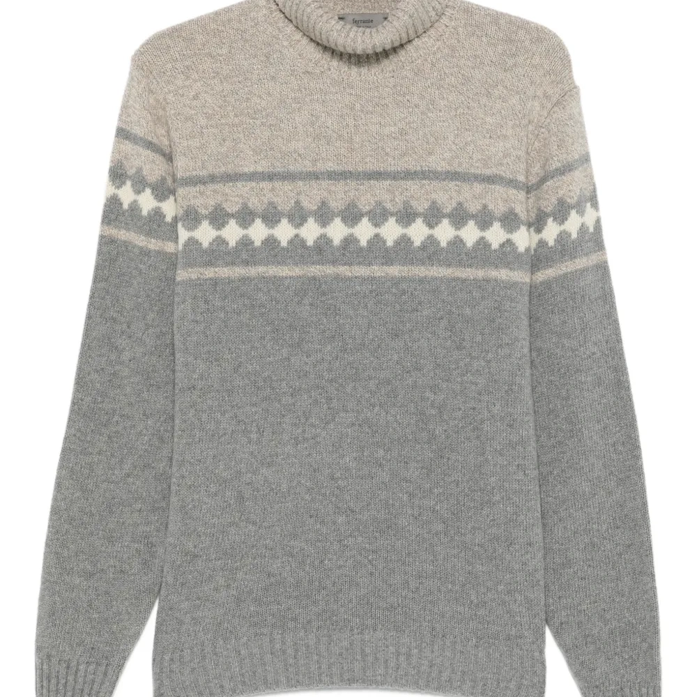 Свитер с высоким воротником и узором