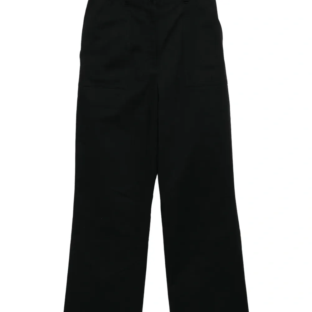 Расклешённые укороченные брюки