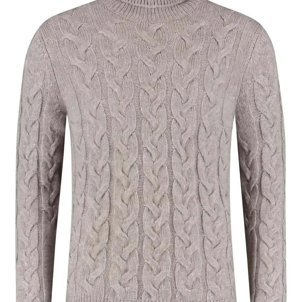 Свитер фактурной вязки с высоким воротником