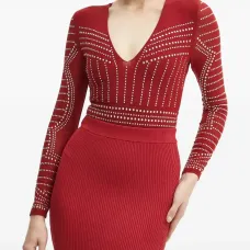 Боди с V-образным вырезом и заклепками