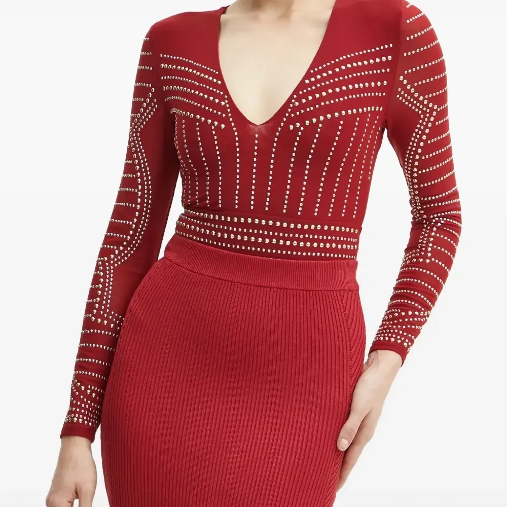 Боди с V-образным вырезом и заклепками