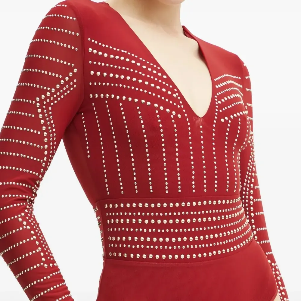 Боди с V-образным вырезом и заклепками