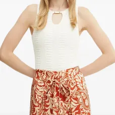 Топ с вырезом