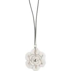 Вязаный брелок-цветок