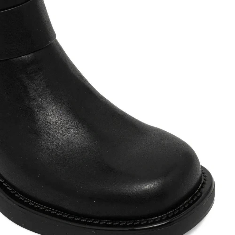 Ботинки с ремешками и пряжками