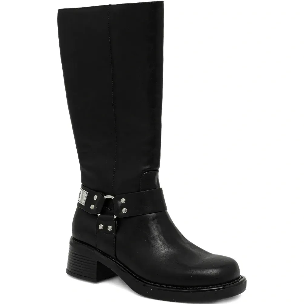 Ботинки с ремешками и пряжками