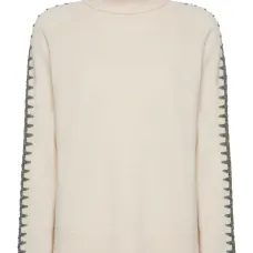 Вязаное изделие с отделкой на плечах