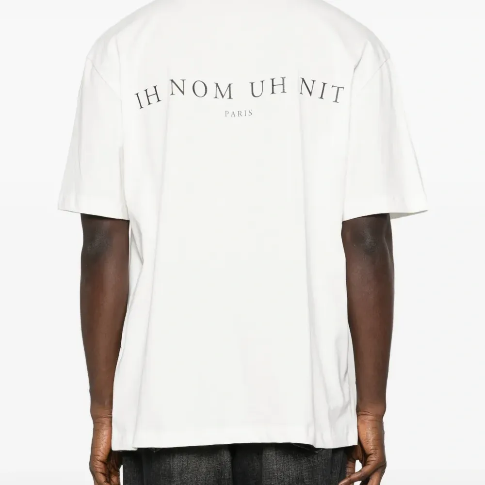 Футболка, украшенная кристаллами