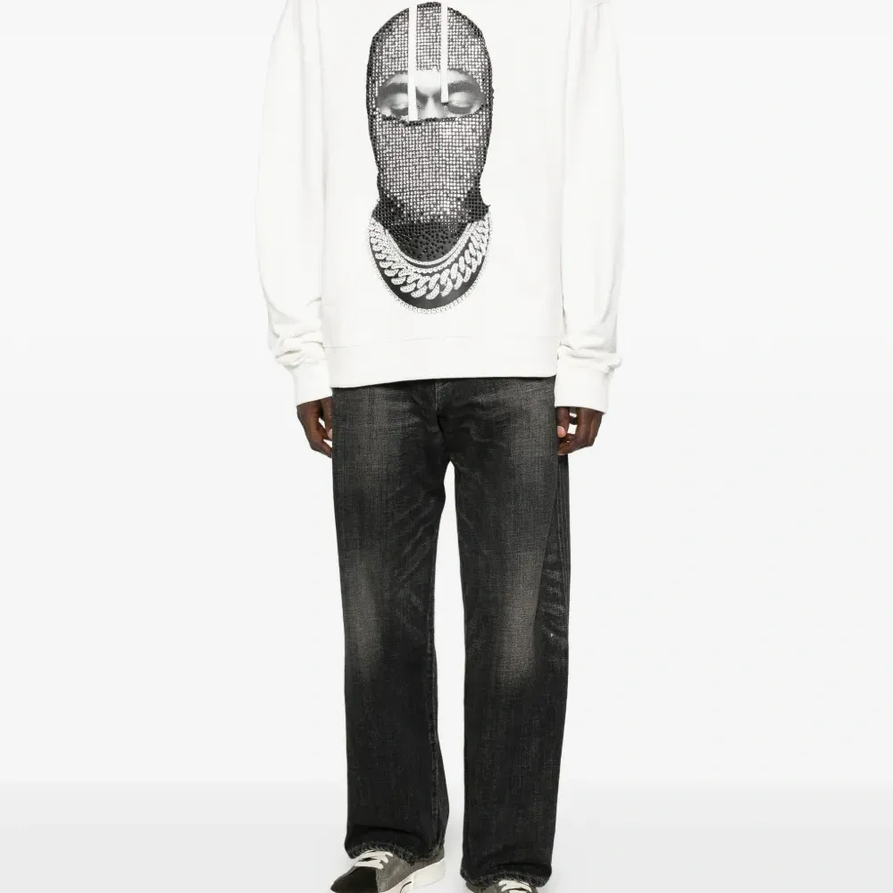 Худи, украшенное кристаллами