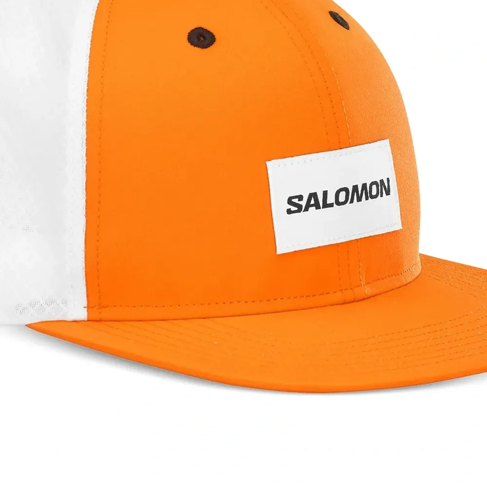 Бейсболка с нашивкой-логотипом