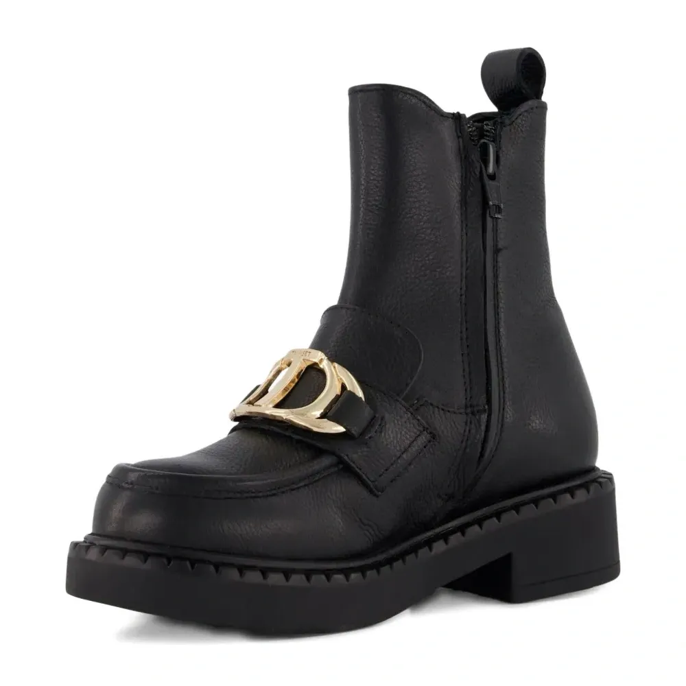 Ботинки с ремешками и пряжками