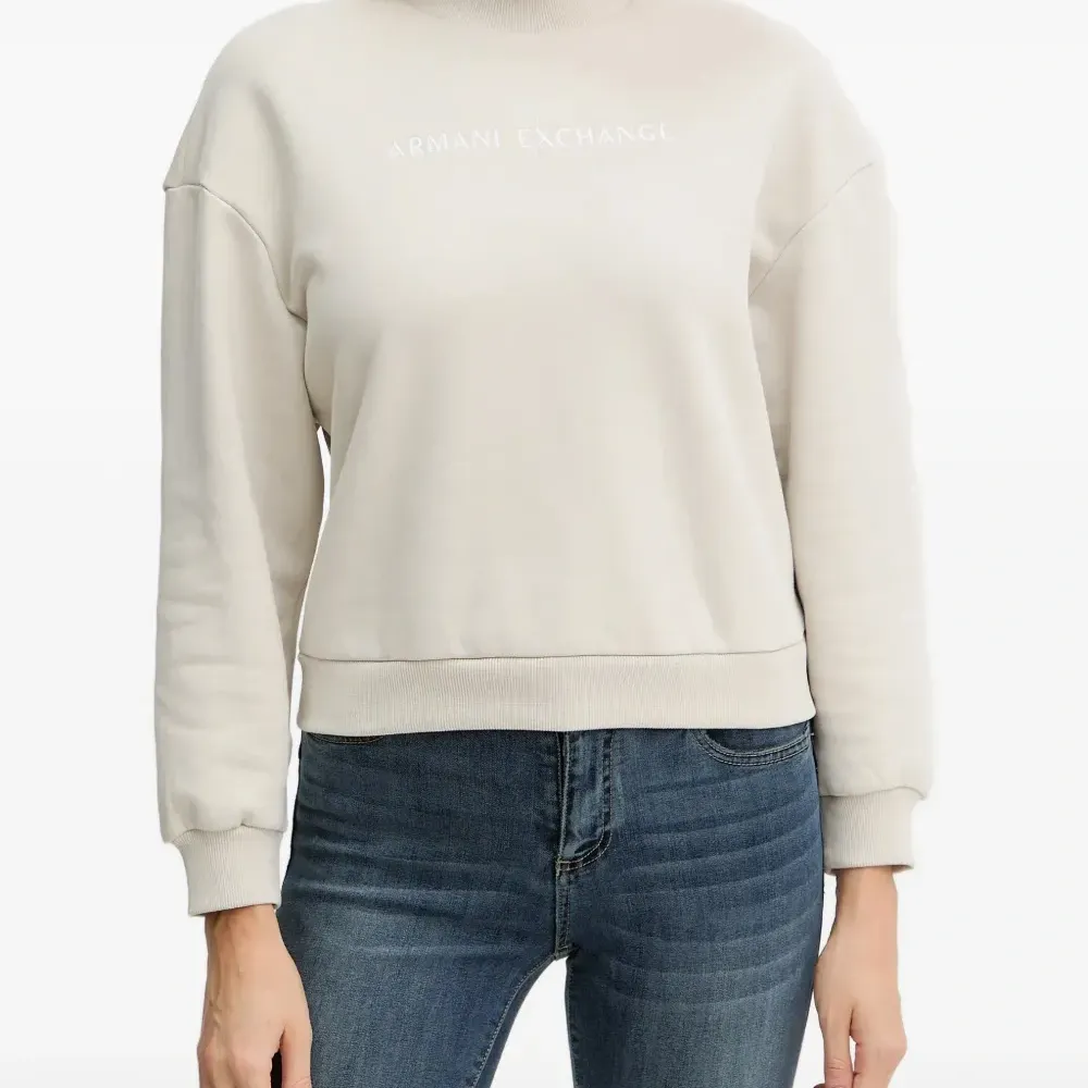 Свитшот с высоким воротником и логотипом