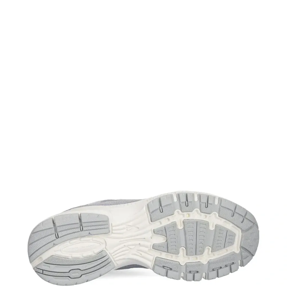 Кроссовки с металлическими вставками