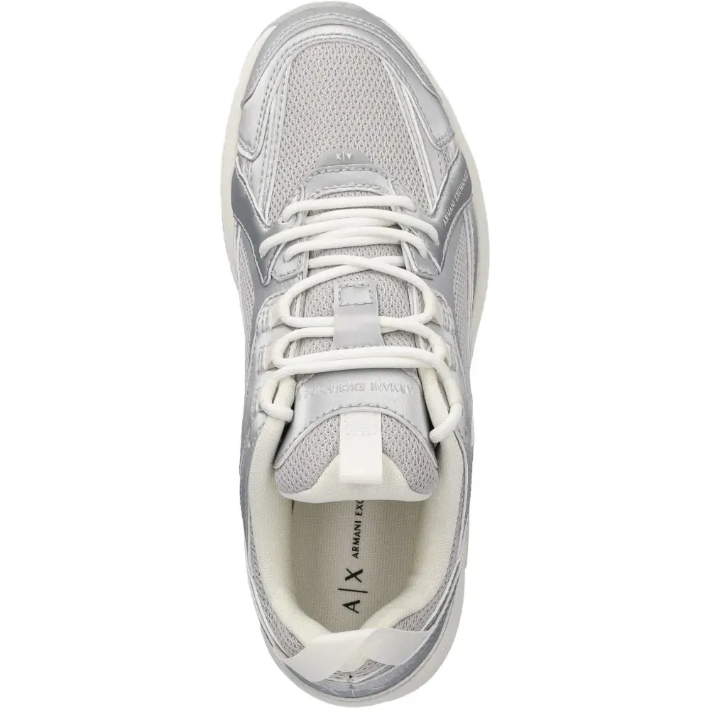 Кроссовки с металлическими вставками