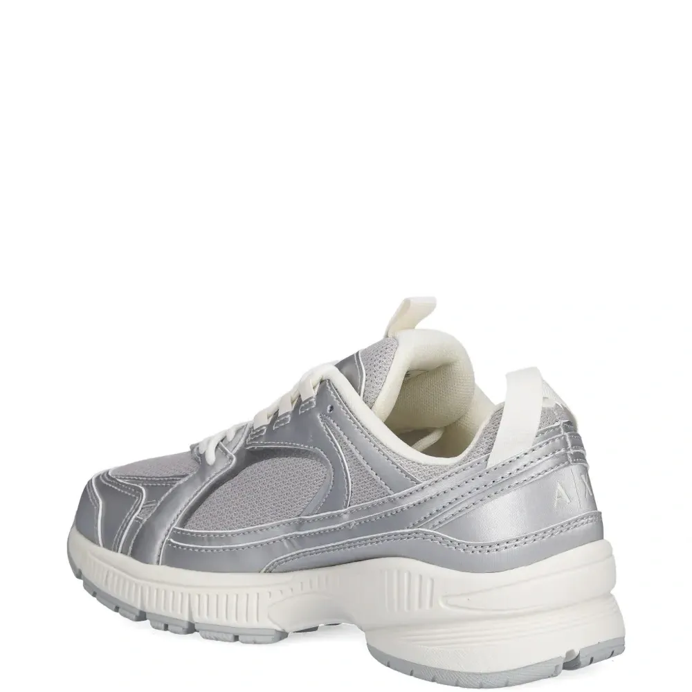 Кроссовки с металлическими вставками