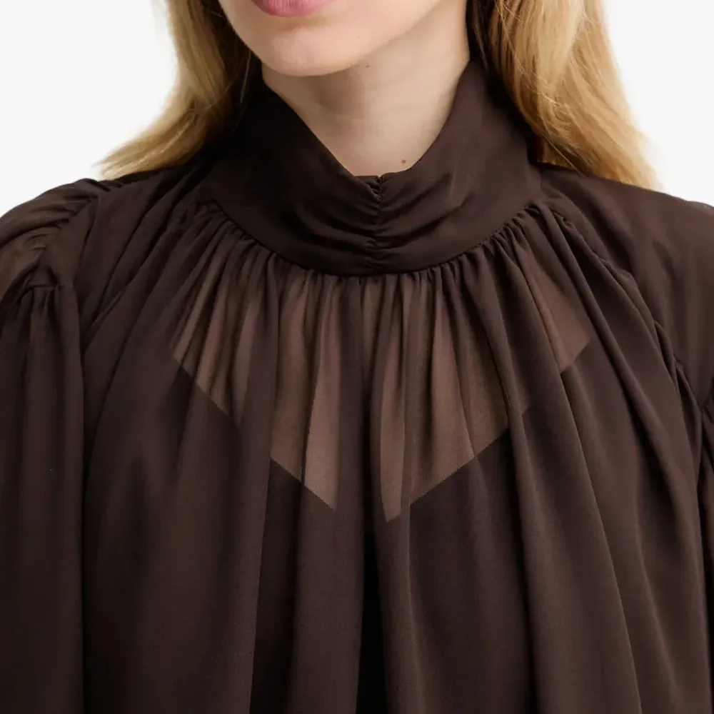 Блуза GZmio с оборками и высоким воротником