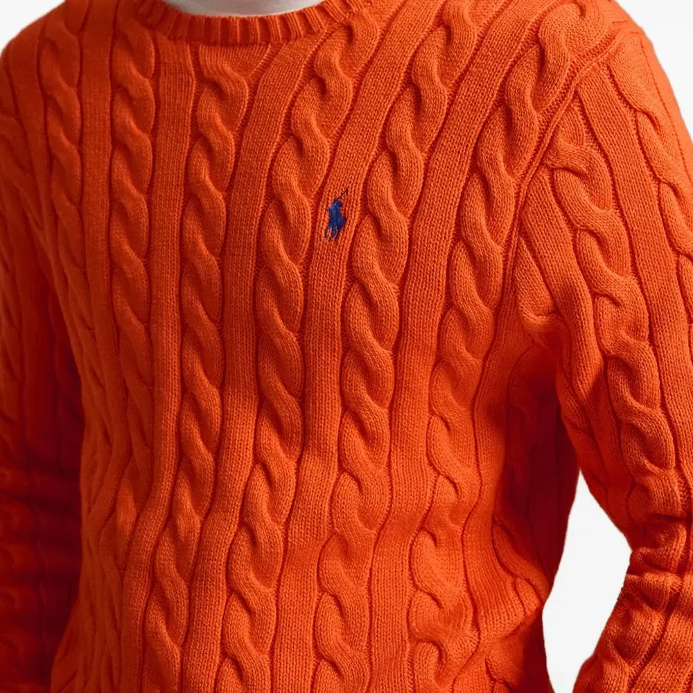 Вязаный свитер с вышивкой