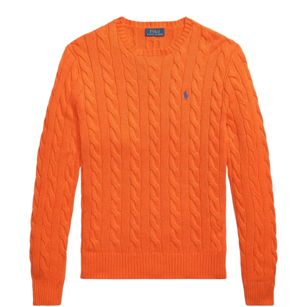 Вязаный свитер с вышивкой