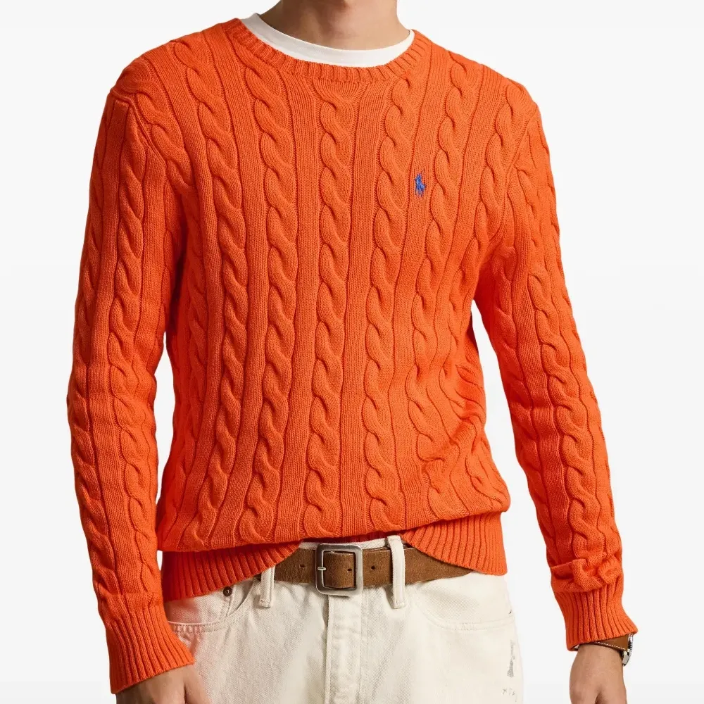 Вязаный свитер с вышивкой